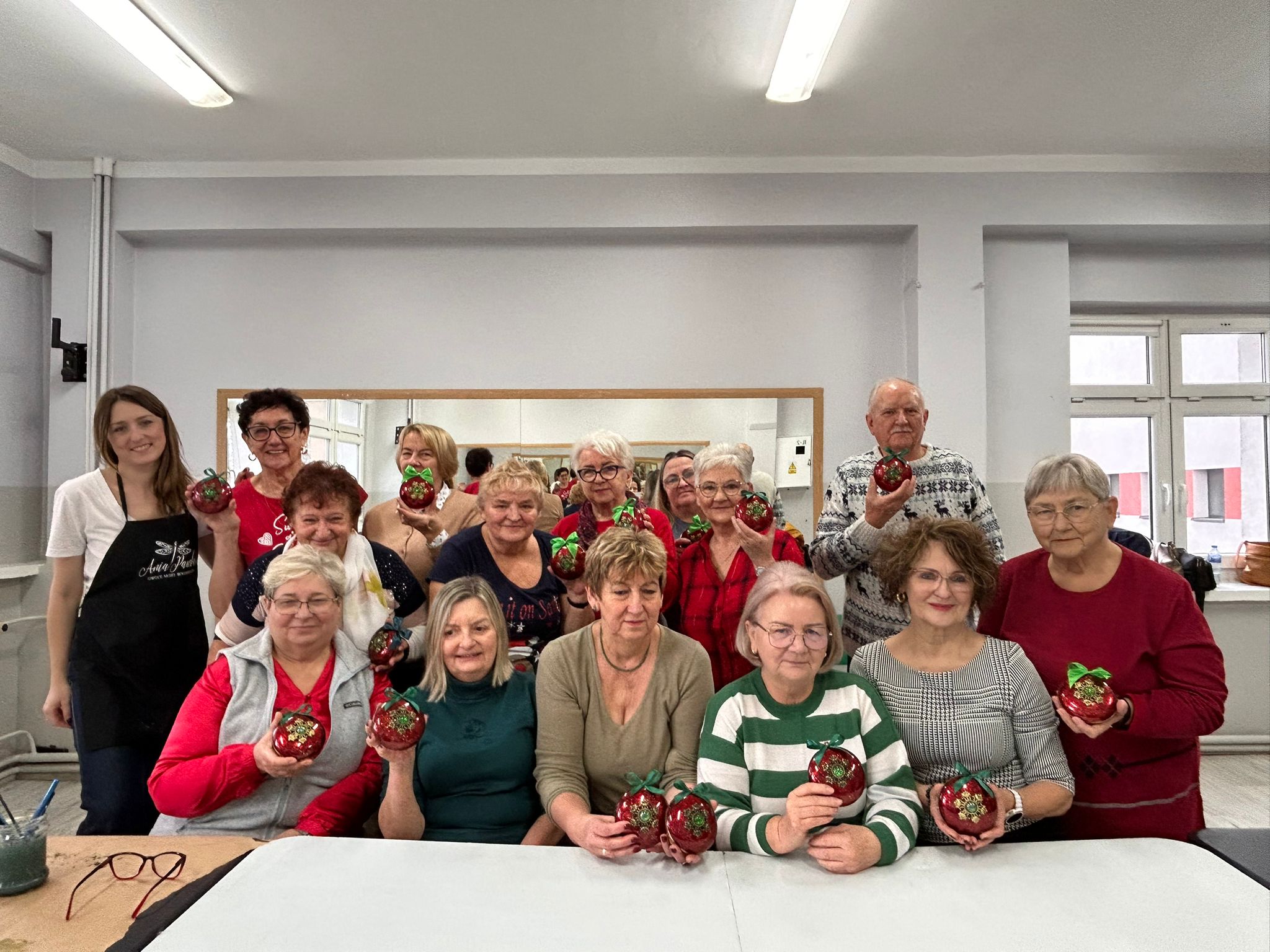 zdjęcie grupowe urzestników klubu seniora